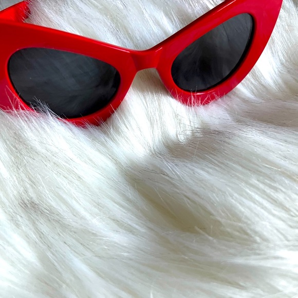 Red Large Frame Cat eye Sunglasses - Picture 3 of 5